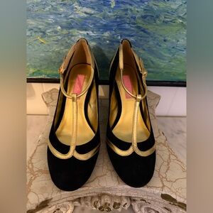 Betsey Johnson Kenley Suede pumps Black with Gold Strap